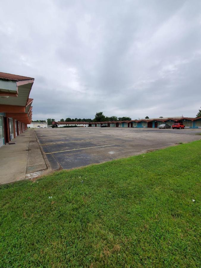 Gray Plaza Motel West Frankfort Exterior photo